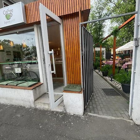 House Of Tourists Garden And More Букурещ Екстериор снимка